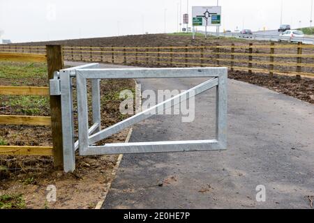 Cambridge , UK , England, 31-12-2020, neu installierte Metallbarriere an der Landstraße Stockfoto