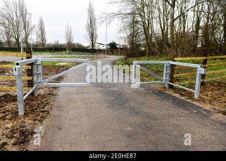 Cambridge , UK , England, 31-12-2020, neu installierte Metallbarriere an der Landstraße Stockfoto