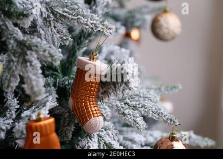 Nahaufnahme Kugel hängt auf Weihnachtsbaum. Weißer Hintergrund Kopie Raum Stockfoto