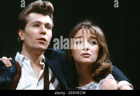 Gary Oldman (Scopey), Lesley Manville (Pat) bei DER HOCHZEIT DES PAPSTES von Edward Bond im Royal Court Theatre, London SW1 27/11/1984 Bühnenbild: Peter Hartwell Kostüme: Jennifer Cook Beleuchtung: Andy Phillips Regie: Max Stafford-Clark Stockfoto