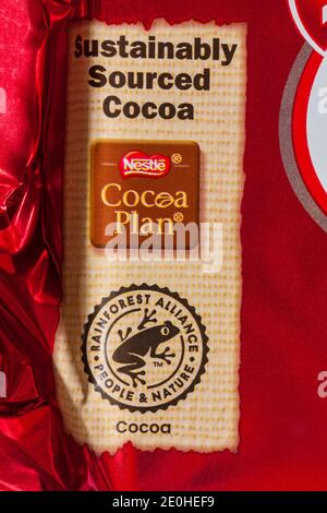 Kakao aus nachhaltiger Produktion Nestle Kakao Plan Regenwald Allianz Menschen & Natur Symbol Logo Detail auf Paket von Nestle Honeycomb KitKat Stockfoto