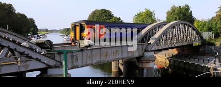 156473 East Midlands Railway Regional, am Fluss Witham Bridge, Boston Town, Lincolnshire County, England, UK Stockfoto