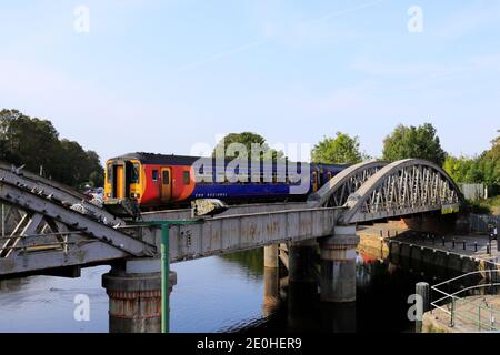 156473 East Midlands Railway Regional, am Fluss Witham Bridge, Boston Town, Lincolnshire County, England, UK Stockfoto