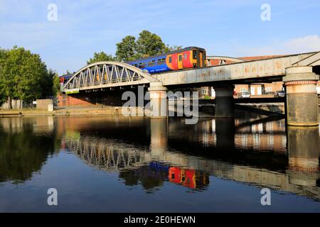 156498 East Midlands Railway Regional, am Fluss Witham Bridge, Boston Town, Lincolnshire County, England, UK Stockfoto