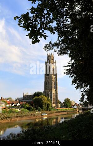 Herbstansicht der St. Botolphs Kirche, (Boston Stump), Fluss Witham, Boston Stadt, Lincolnshire County, England, Großbritannien Stockfoto