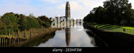 Herbstansicht der St. Botolphs Kirche, (Boston Stump), Fluss Witham, Boston Stadt, Lincolnshire County, England, Großbritannien Stockfoto