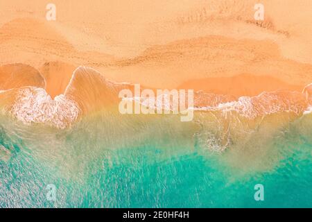 Luftaufnahme von oben nach unten der wunderschönen Atlantikküste mit kristallklarem türkisfarbenem Wasser und Sandstrand, Wellen Rollen in die Küste Stockfoto