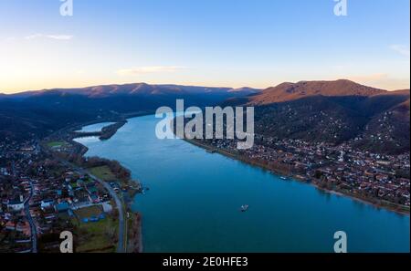 Panoramablick auf Visegrád und Nagymaros mit der berühmten Donaukurve an einem klaren Wintermorgen Stockfoto