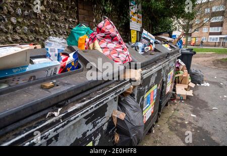 Brighton UK 1. Januar 2021 - überfüllt Gemeinschaft Recycling-Mülleimer mit Weihnachts-Geschenkpapier im Queens Park in Brighton am Neujahrstag . Kredit Simon Dack / Alamy Live Nachrichten Stockfoto