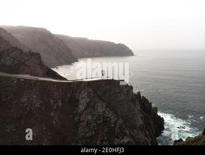 Luftpanorama des Leuchtturms Cabo Ortegal auf steilen Felsklippen atlantik Bucht von biskaya Carino Kap Galicien in Spanien Stockfoto