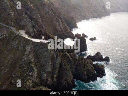 Luftpanorama des Leuchtturms Cabo Ortegal auf steilen Felsklippen atlantik Bucht von biskaya Carino Kap Galicien in Spanien Stockfoto