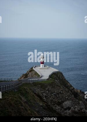 Panorama von Cabo Ortegal Leuchtturm auf steilen Felsklippe atlantik meeresbucht von biskaya Carino Kap Galicien in Spanien Stockfoto