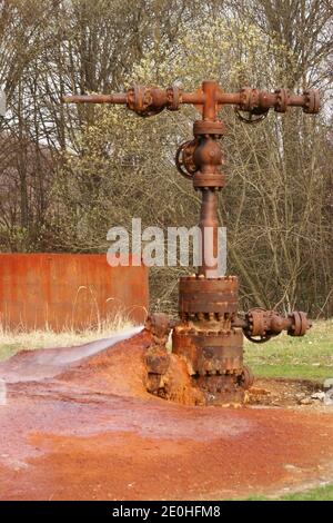 Covasna Country, Rumänien. Die Ablagerung der Mineralien aus dem Mineralwasser, das aus dem Rohr kommt. Stockfoto