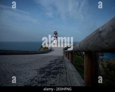 Panorama von Cabo Ortegal Leuchtturm auf steilen Felsklippe atlantik meeresbucht von biskaya Carino Kap Galicien in Spanien Stockfoto