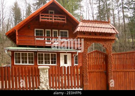 Bed and Breakfast in Covasna County, Rumänien. Eingang durch ein traditionelles geschnitztes Holztor mit Pigeonholes unter dem Dach des Tores. Stockfoto