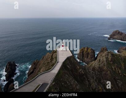 Luftpanorama des Leuchtturms Cabo Ortegal auf steilen Felsklippen atlantik Bucht von biskaya Carino Kap Galicien in Spanien Stockfoto