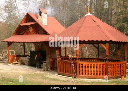 Küche und Essbereich im Freien in einem Bed and Breakfast Geschäfte auf dem Land Rumäniens Stockfoto