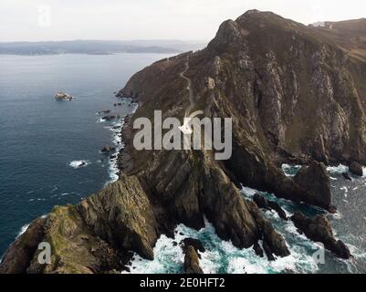 Luftpanorama des Leuchtturms Cabo Ortegal auf steilen Felsklippen atlantik Bucht von biskaya Carino Kap Galicien in Spanien Stockfoto