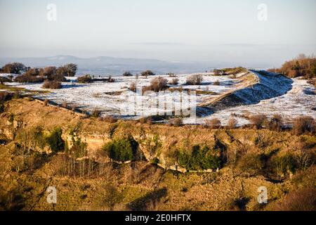 Crickley Hill - Cotswold Escarpment und Ancient Fortifications - sonnenbeschienenen im Winter Sonnenschein mit leichten Schneebedeckung. VEREINIGTES KÖNIGREICH Stockfoto