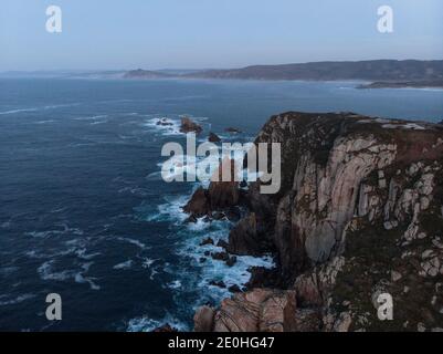 Panoramablick auf Blue Hour steilen felsigen Klippen Küste Am Cabo Prior Leuchtturm Ferrol A Coruna Galicia Nordspanien Stockfoto