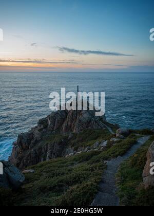 Treppen Stufen führen zu Metallstruktur Aussichtspunkt an der Spitze Von Cabo Prior Leuchtturm steilen felsigen Klippen Küste Ferrol Galicien Spanien Stockfoto