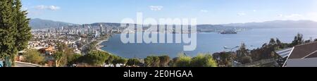 Panoramablick auf Izmir Bucht und Izmir Stadt von Bayrakli. Izmir Türkei. Stockfoto
