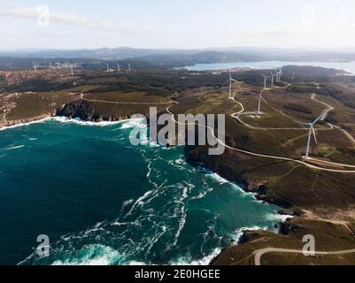 Luftpanorama der erneuerbaren Enegery Windmühle Windturbine Park In der Nähe von Cabo Vilan Costa da Morte Küste A Coruna Galicia Spanien Stockfoto