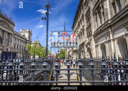 Schild, der U-Bahn Station, Westminster, London, England, Grossbritannien Stockfoto