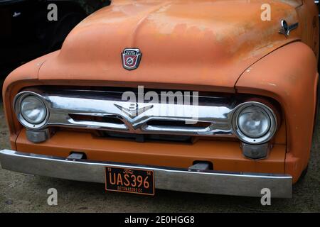 Crockham Hill, Kent, Großbritannien, 1. Januar 2021, Ford 1954 F100 Pickup Custom Cab, UAS 396, geparkt in einer Reihe von Vintage American Fahrzeuge in Crockham Hill, Kent. Das Wetter war ein kühles Zero C mit leichtem Nebel ein kühler Start ins neue Jahr.Quelle: Keith Larby/Alamy Live News Stockfoto