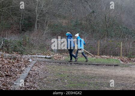 Crockham Hill,Kent,UK,1. Januar 2021,am ersten Tag des neuen Jahres 2021 gehen die Menschen in Crockham Hill, Kent, zu Fuß, um ihre täglichen Übungen zu machen. Das Wetter war ein kühles 0C mit Nebel und einer leichten Brise.Quelle: Keith Larby/Alamy Live News Stockfoto