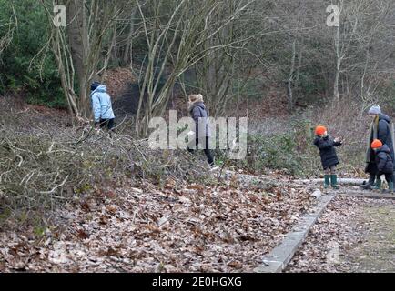 Crockham Hill,Kent,UK,1. Januar 2021,am ersten Tag des neuen Jahres 2021 gehen die Menschen in Crockham Hill, Kent, zu Fuß, um ihre täglichen Übungen zu machen. Das Wetter war ein kühles 0C mit Nebel und einer leichten Brise.Quelle: Keith Larby/Alamy Live News Stockfoto