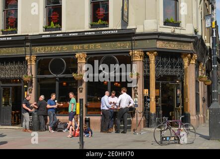 Pub, die zehn Glocken, Commercial Street/Fournier Street, Spitalfields, London, England, Grossbritannien Stockfoto