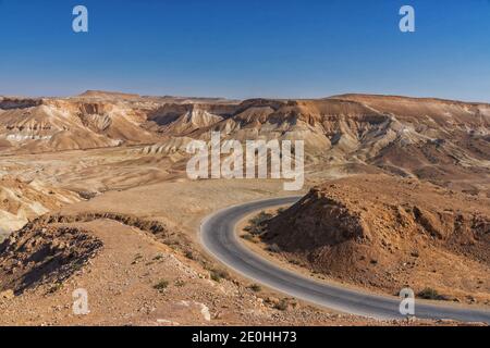 Straße durch das Zin-Tal in der Negev-Wüste in Israel. Draufsicht Querformat Stockfoto