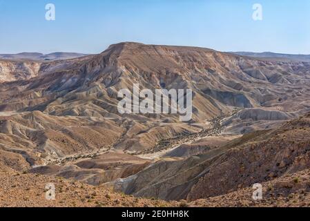 Zin Valley in der Mitte der Negev-Wüste in Israel. Draufsicht vom Ben Gurion Park. Querformat Stockfoto