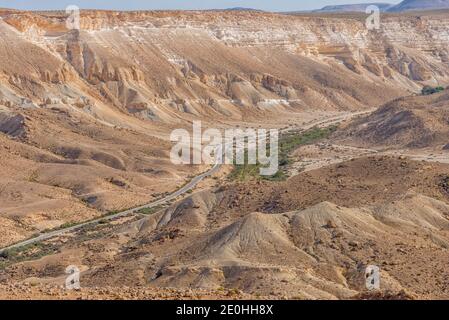 Zin Valley in der Mitte der Negev-Wüste in Israel. Draufsicht vom Ben Gurion Park. Berglandschaft Stockfoto