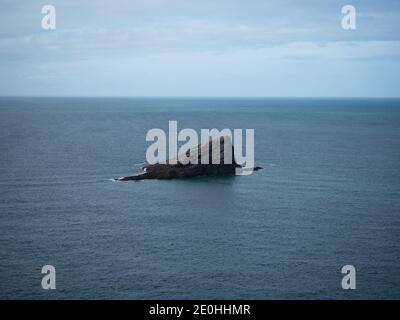 Winzig kleiner Inselfelsen, der aus dem atlantischen Ozean ragt Am Leuchtturm Cap Frehel Halbinsel Meer Cotes dArmor in der Bretagne Frankreich Stockfoto