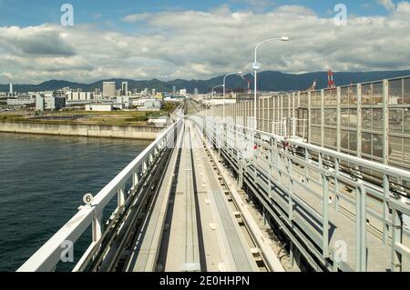 Kobe / Japan - 8. Oktober 2017: Port Island Line, Port Liner, urbanes automatisiertes Führungs-Transitbahnsystem in Kobe, Japan Stockfoto