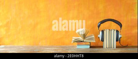 Hörbuch-Konzept mit Reihe von Büchern und Vintage-Kopfhörer, Literatur, Unterhaltung, guter Kopieplatz Stockfoto