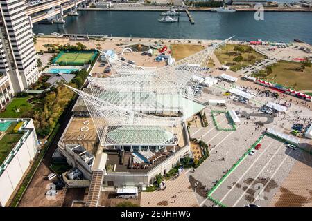 Kobe / Japan - 11. November 2017: Kobe Hafengebiet mit Meriken Park und Kobe Maritime Museum, Luftaufnahme vom Kobe Port Tower in Kobe Japan Stockfoto