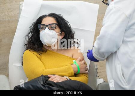 Rom, Italien. Januar 2021. Die ersten Personen geimpften 2021 im Santo Spirito Krankenhaus in Rom (Foto: Matteo Nardone/Pacific Press) Quelle: Pacific Press Media Production Corp./Alamy Live News Stockfoto