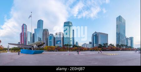 SEOUL, KOREA, 10. NOVEMBER 2019: C-47 Flugzeug im Zentrum der Insel Yeouido in Seoul, Republik Korea Stockfoto