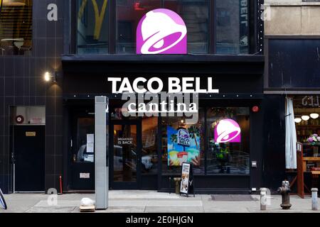 Taco Bell Cantina, 545 Sixth Ave, New York, NYC Foto von einer Fast-Food-Kette im Viertel Chelsea. Stockfoto