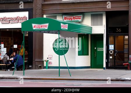 Krispy Kreme, 36 E 23. St, New York, NYC Schaufenster Foto eines Donut-Shops Fast Food-Franchise in der Nähe des Madison Square Park in Manhattan Stockfoto