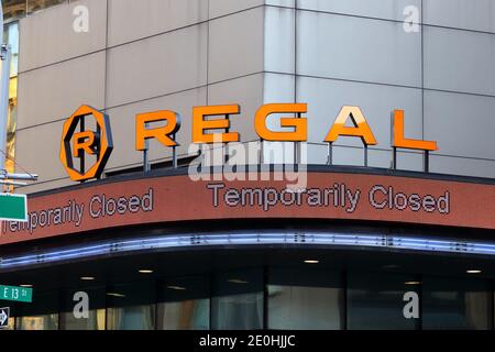 Ein Regal Cinemas-Kino in der Nähe des Union Square in Manhattan, New York, ist wegen der aktuellen Covid-19-Pandemie vorübergehend geschlossen. Stockfoto