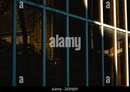 Hinterleuchtete Vystaviste in Prag kalten Morgen klaren blauen Himmel Detail Reflexion Stockfoto