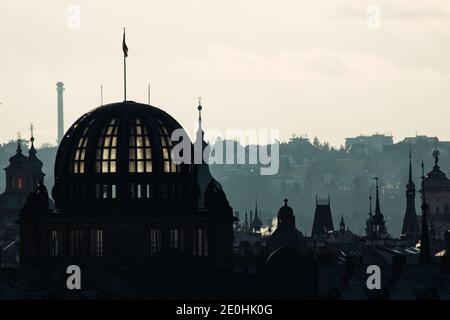 Hinterleuchtete Prager Skyline Gebäude siwh Rauch Schornsteine Silhouette Stockfoto