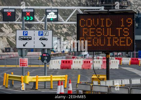 Dover, Großbritannien. Januar 2021. Die Polizei prüft, ob Fahrer gültige Covid-Zertifikate haben, sonst leiten sie sie nach Manston oder einem Holiday Inn in Folkstone - Neujahr und die Übergangszeit für den Brexit ist vorbei, so dass neue Regeln an der Fährengrenze in Dover gelten. Das Coronavirus stellt eine zusätzliche Herausforderung dar, da alle Reisenden, die den Hafen durchqueren, ebenfalls einen aktuellen Covid-Test haben müssen. Dies ist ein Ergebnis der meisten von England nicht in Tier 4. Kredit: Guy Bell/Alamy Live Nachrichten Stockfoto