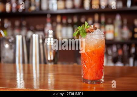 Leckerer eisiger Cocktail an der Theke, Kopierbereich. Alkoholisches Getränk im Restaurant Stockfoto