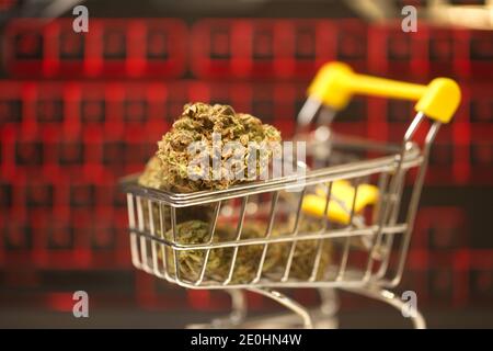 Online-Kauf mit einem Computer von zu Hause. Cannabis in einem Supermarkt Trolley. Computer-Tastatur Stockfoto