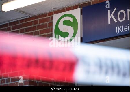 Hamburg, Deutschland. Januar 2021. Vor dem Eingangsschild einer S-Bahn-Station hängt ein Sperrband. Am Silvesterabend versuchten Unbekannte erfolglos, einen Ticketautomaten im Hamburger Stadtteil Ohlsdorf mit Feuerwerkskörpern in die Luft zu sprengen. Quelle: Jonas Walzberg/dpa/Alamy Live News Stockfoto